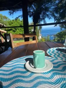 una taza de café sobre una mesa en Chales Sea Sul, en Ilhabela