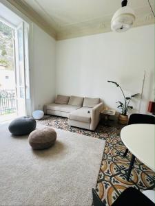 - un salon avec un canapé et une table dans l'établissement Palazzo Polini Apartments, à Sora