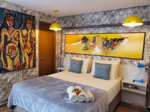 1 dormitorio con 1 cama con toallas en Villa Terragona, en Alto Paraíso de Goiás