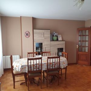 a dining room with a table with chairs and a fireplace at Piso amplio en el centro de Vilagarcía de Arousa in Vilagarcia de Arousa