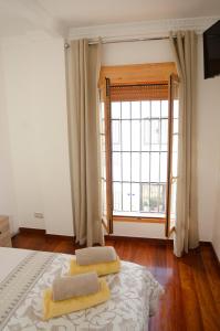 Łóżko lub łóżka w pokoju w obiekcie Casa del Patio Andaluz