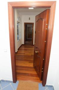un pasillo con una puerta que conduce a una habitación en Casa del Patio Andaluz, en Málaga