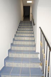 un conjunto de escaleras con pintura azul en ellas en Casa del Patio Andaluz, en Málaga