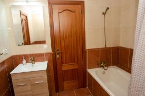 łazienka z wanną, umywalką i prysznicem w obiekcie Casa del Patio Andaluz w Maladze +37 zdjęć
