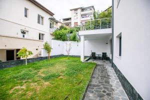 a view of the backyard of a building with a yard at Apartment Dafni in Sandanski