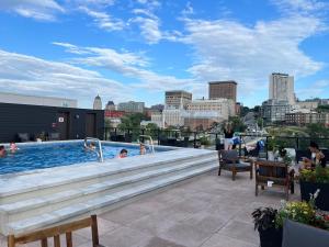 a rooftop pool with a city skyline in the background at Joli condo en basse-ville - Parking gratuit 309357 in Quebec City