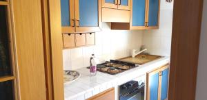 uma cozinha com um fogão e uma bancada em Charming apartment & parking by ANTHEA HOMES em Grado