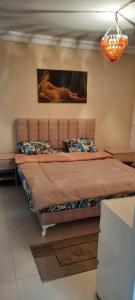 uma cama grande num quarto com em Appartement Amilcar em Dar Salah Bey
