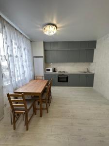 Kuchyňa alebo kuchynka v ubytovaní Sky apartments Budova