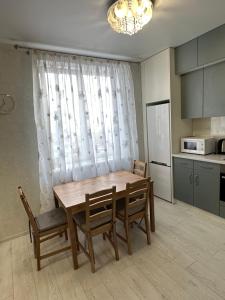 Kuchyňa alebo kuchynka v ubytovaní Sky apartments Budova + 17 fotografií