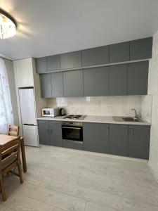 Kuchyňa alebo kuchynka v ubytovaní Sky apartments Budova
