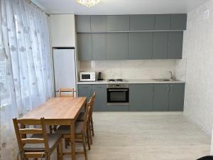 Kuchyňa alebo kuchynka v ubytovaní Sky apartments Budova