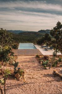 a swimming pool on the side of a house at Vila Toá in Alto Paraíso de Goiás