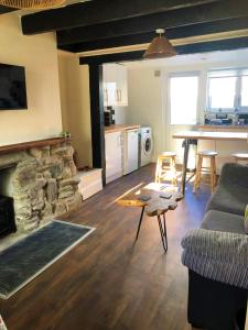 uma sala de estar com um sofá e uma lareira em Snowdon Cottage 2 em Llanrug