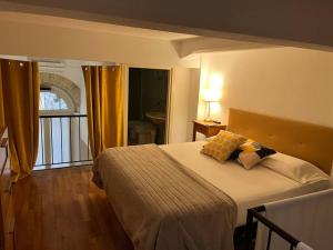 - une chambre avec un lit et 2 oreillers dans l'établissement Casa vacanza al Bastione di Saint Remy, à Cagliari
