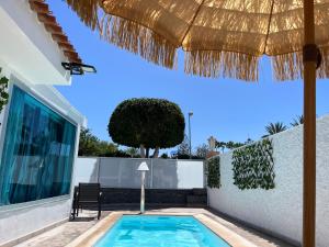 een zwembad in de achtertuin van een huis bij The Yumbo Pearl in Playa del Inglés