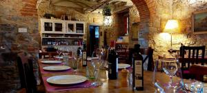 Pelago的住宿－La Fornella dell'Anita，餐厅的桌子,配盘子和酒杯