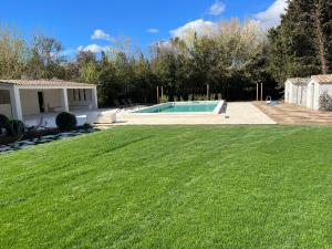 un patio con piscina y una casa en Mas Arietis, en Saint-Rémy-de-Provence