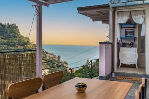 una mesa en un balcón con vistas al océano en Lo Chalet sul Mare, Terre Marine en Vernazza