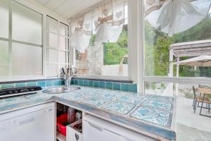 a kitchen with a sink and a window at Lo Chalet sul Mare, Terre Marine in Vernazza