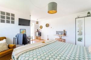 a bedroom with a large bed and a couch at Sossego e tranquilidade - Valley Guest House - Perto de Lisboa in Arruda dos Vinhos