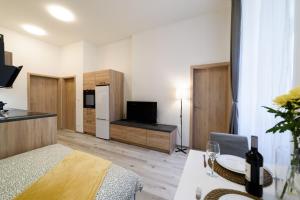 Zimmer mit einem Bett und einem Tisch sowie einer Küche in der Unterkunft New apartments near Dancing house in Prag