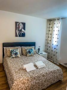 1 dormitorio con 1 cama con 2 toallas en Viale degli Studenti Apartment, en Lecce