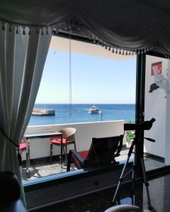 una vista sull'oceano da una camera con una macchina fotografica di Onyx apartment a Puerto del Carmen