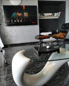 un soggiorno con sedia bianca e TV di Onyx apartment a Puerto del Carmen