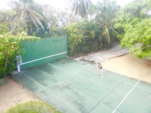 Tenis a/nebo squash v ubytování Ocean View Sai nebo okolí