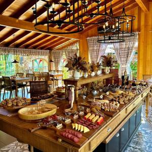 a buffet line with many different types of food at Hotel Valle Dincanto in Gramado