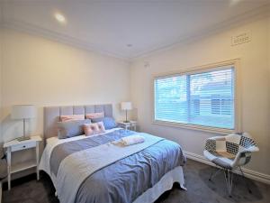 Postelja oz. postelje v sobi nastanitve Sydney Meets Miranda, Comfy 4 Bedrooms Corner House