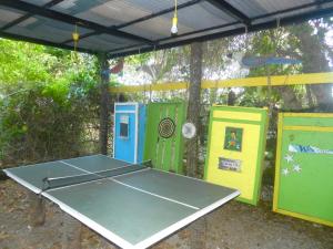 Stolní tenis v ubytování Ocean View Sai nebo okolí