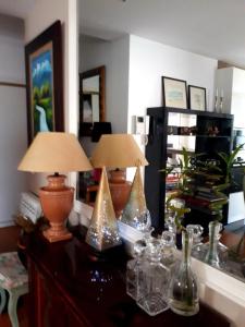 dwie lampy siedzące na stole przed lustrem w obiekcie Casa de Leça w mieście Leça da Palmeira