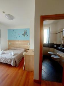 Postel nebo postele na pokoji v ubytování Hotel Monica