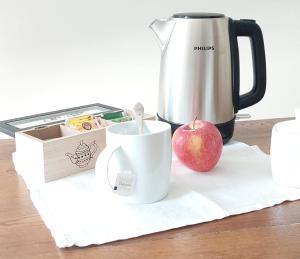 eine Kaffeekanne und ein Apfel auf dem Tisch in der Unterkunft Villa Villi in Terlach