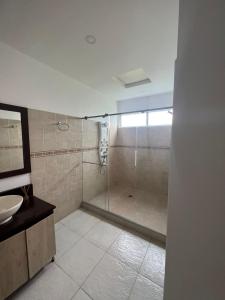 La salle de bains est pourvue d'une douche et d'un lavabo. dans l'établissement Casa Campestre Sol Naciente, à La Tebaida