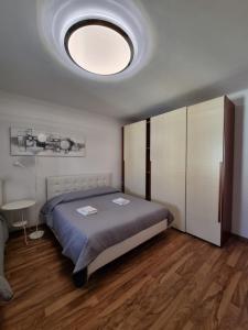 ein Schlafzimmer mit einem Bett und einer großen Decke in der Unterkunft Appartamento Valentinis 74 in Monfalcone