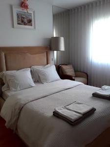 sypialnia z łóżkiem z dwoma ręcznikami w obiekcie Casa de Leça w mieście Leça da Palmeira