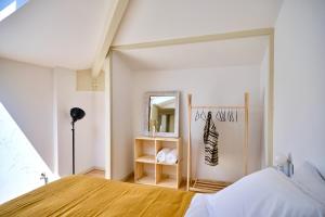 a bedroom with a bed and a mirror in it at Nid de Ruben, Villa Hostal Naou Hossegor Wifi Netflix Sauna in Soorts-Hossegor