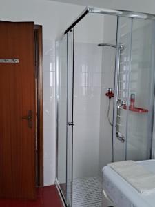 um chuveiro com uma porta de vidro na casa de banho em Dal Nonno, casa vacanze em Trieste