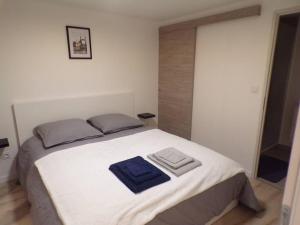 - une chambre avec un grand lit et 2 serviettes dans l'établissement Appartement 2/4 pers, 44m2, hypercentre., à Lons-le-Saunier