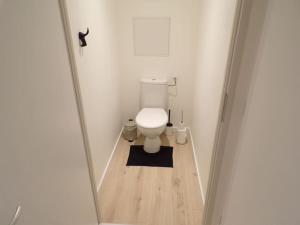 Cette petite chambre comprend une salle de bains pourvue de toilettes. dans l'établissement Appartement 2/4 pers, 44m2, hypercentre., à Lons-le-Saunier