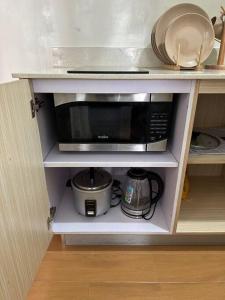 A cozinha ou cozinha compacta de 2 BR Unit In Seawind Condo [New&FullyFurnished]