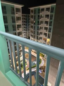 ダバオシティにある2 BR Unit In Seawind Condo [New&FullyFurnished]の建物のバルコニーからの眺め