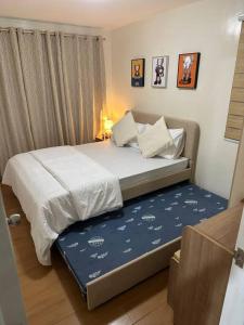 ダバオシティにある2 BR Unit In Seawind Condo [New&FullyFurnished]のベッドルーム1室(大型ベッド1台付)