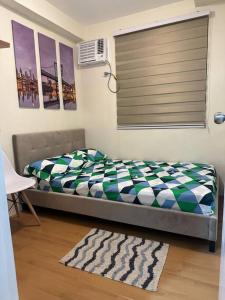 um quarto com uma cama num quarto com uma janela em 2 BR Unit In Seawind Condo [New&FullyFurnished] em Davao