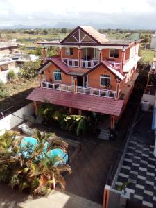 vista aerea di una casa con piscina di Villa Harmonie a Trou aux Biches