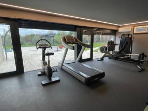 una palestra con due tapis roulant e una finestra di Cielo&Terra Resort a Costermano