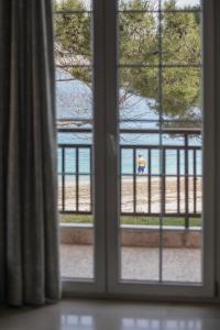 otwartym oknem z widokiem na ocean w obiekcie Matina's apartment w mieście Poros